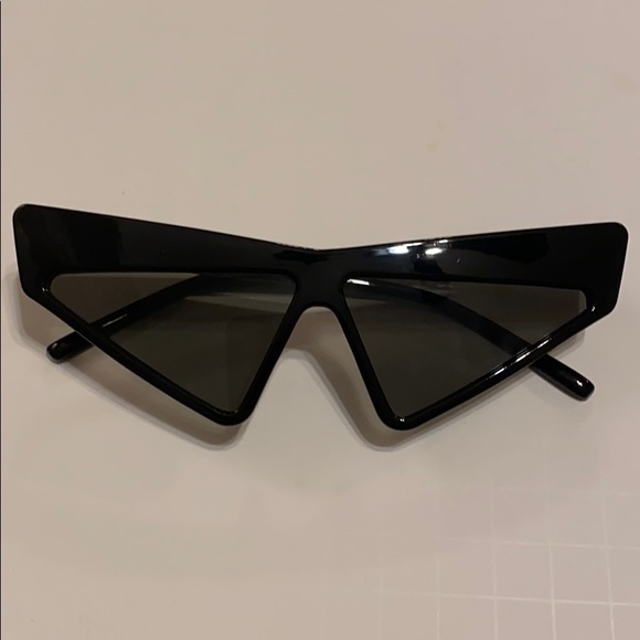 MISSGUIDED Black Sunglasses *NWOT* - Picture 3 of 3